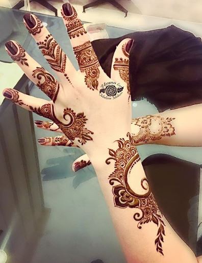 decent mehndi design