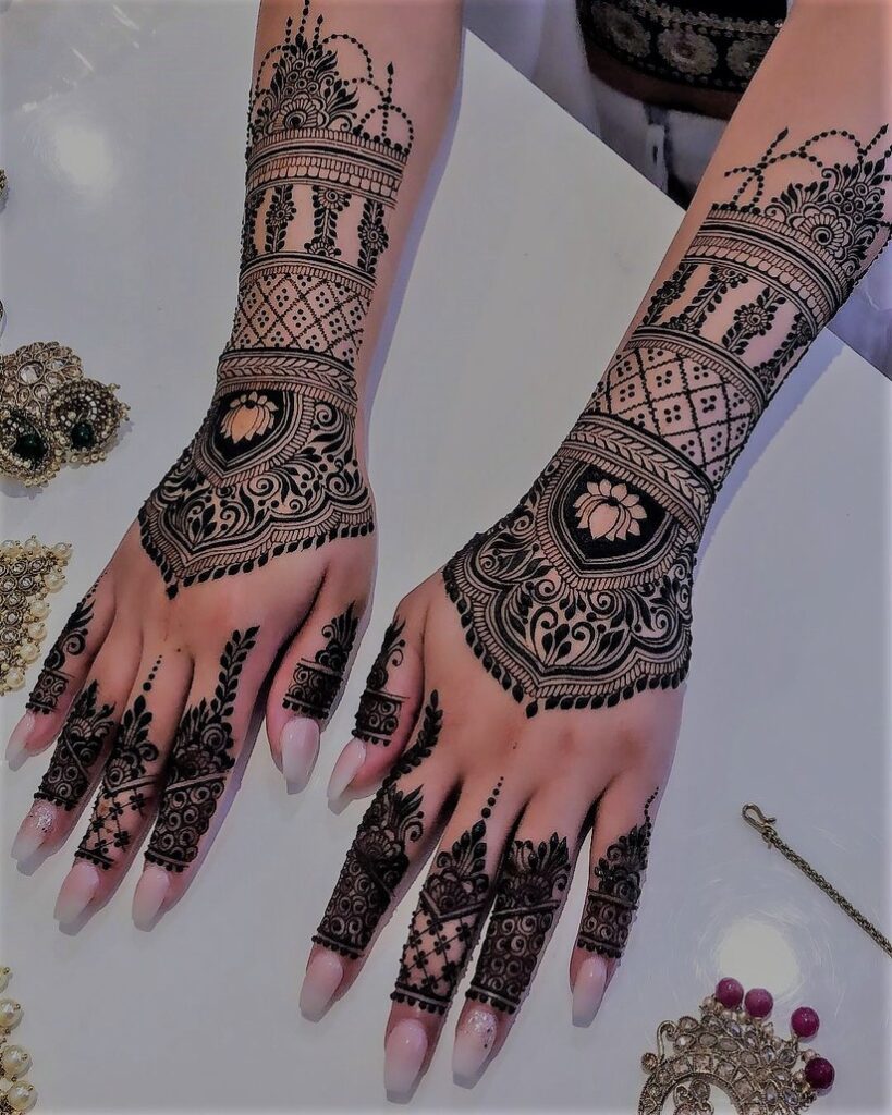 decent mehndi design