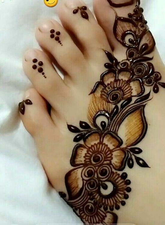 decent mehndi design