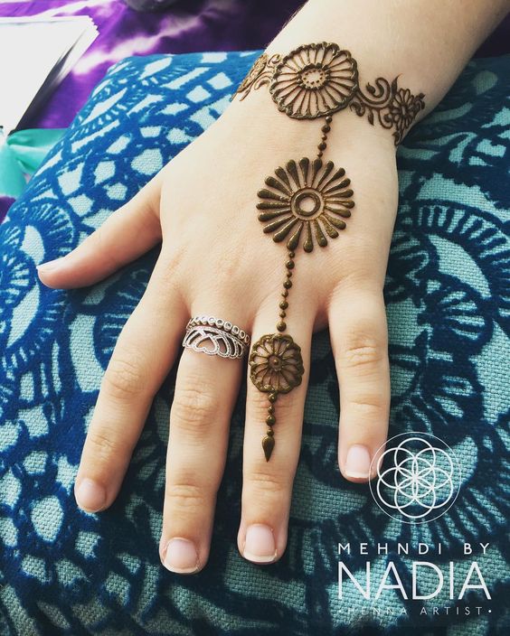 decent mehndi design