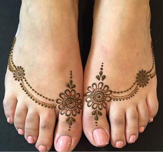 decent mehndi design