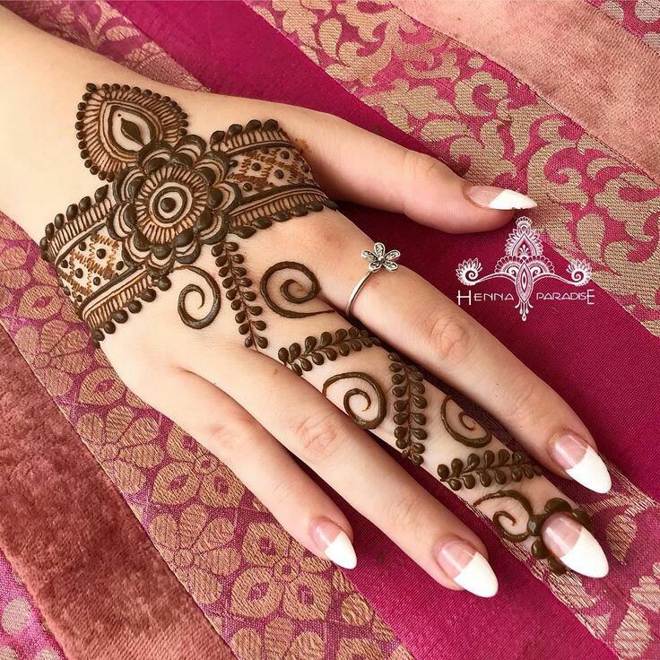 decent mehndi design