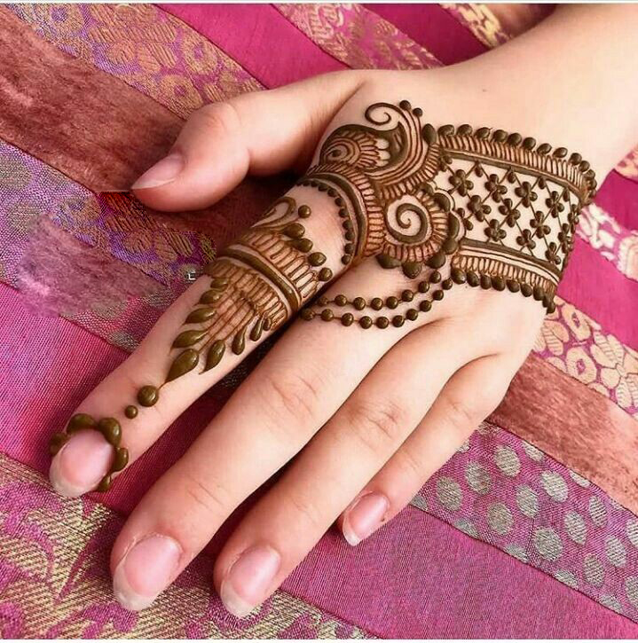 decent mehndi design