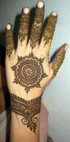 decent mehndi design