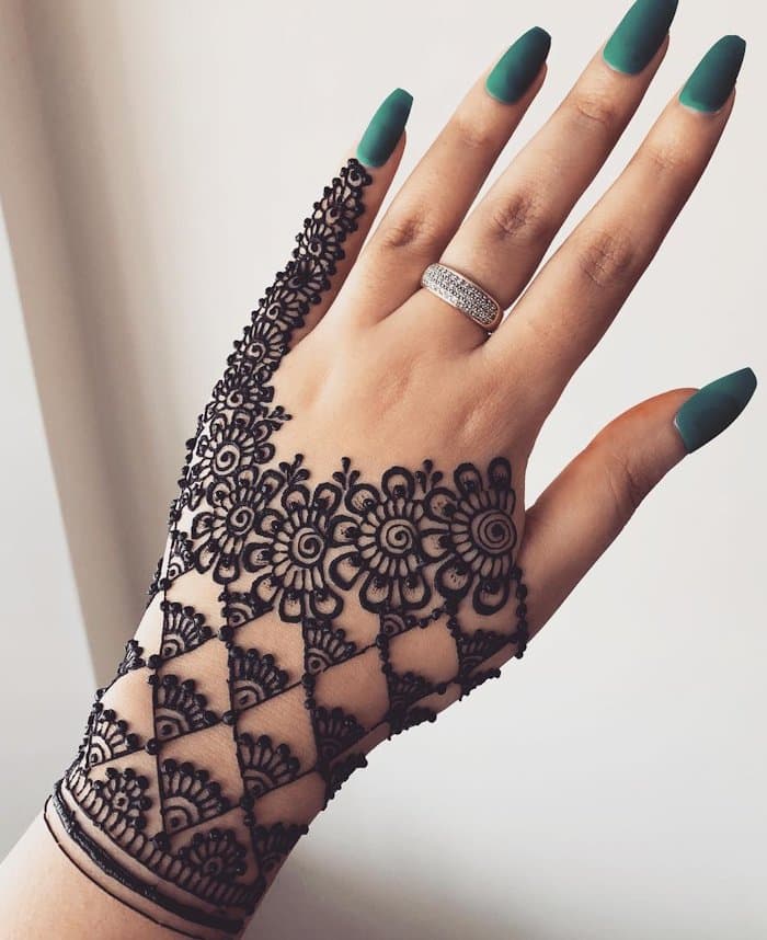 decent mehndi design