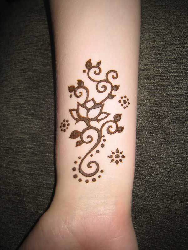 decent mehndi design