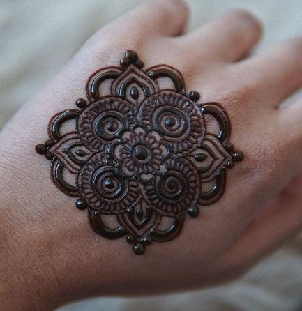 decent mehndi design